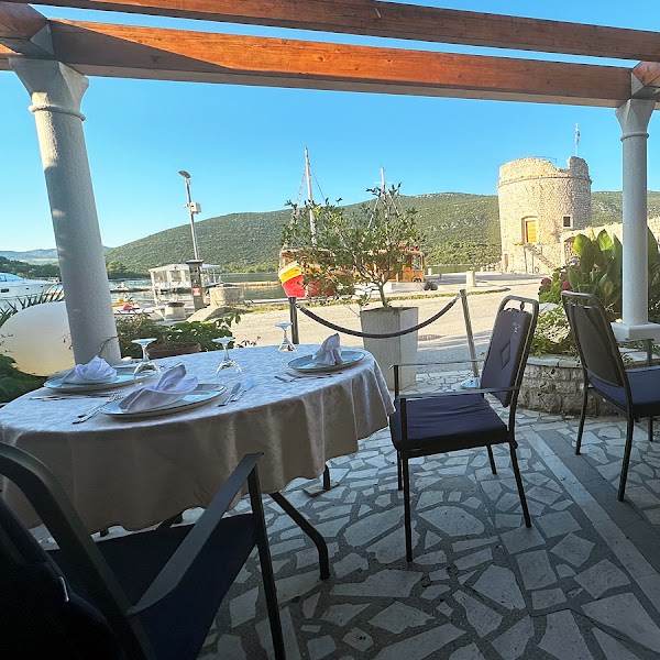 Bota Šare Mali Ston restaurant & oyster bar