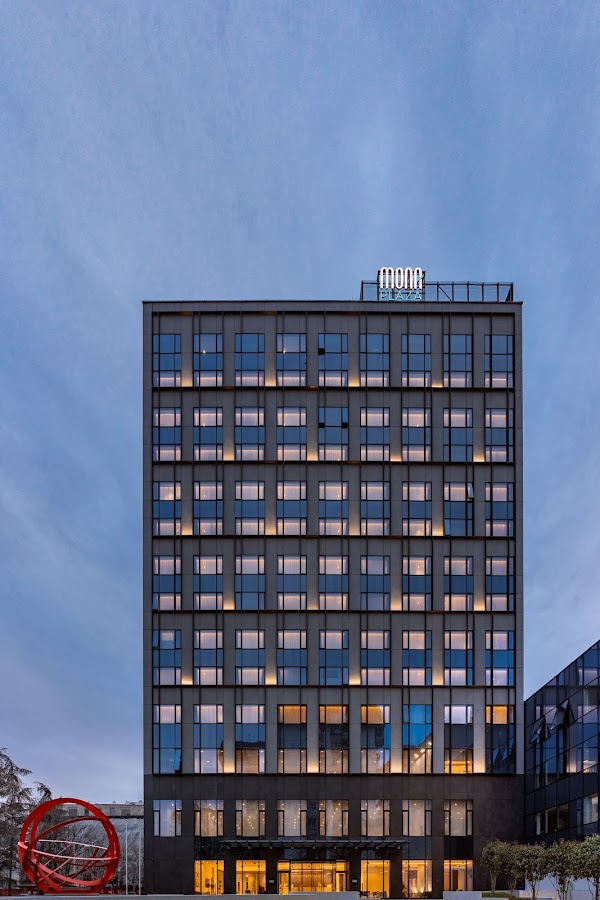 Mona Plaza
