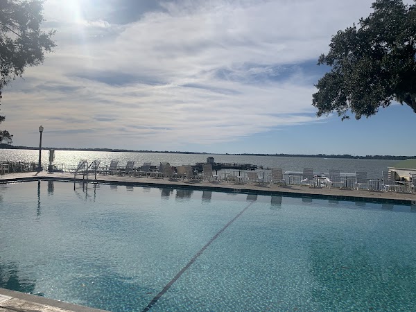 Lakeside Inn