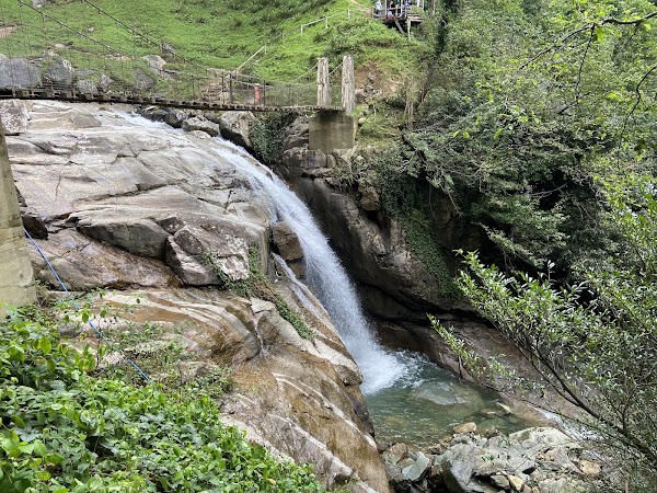 Mençuna Şelalesi