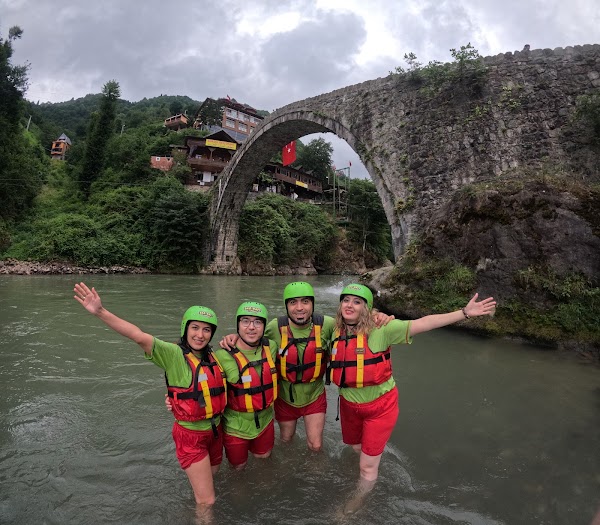 MOUNTAIN-RAFT rafting