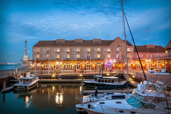 Harbor House Hotel & Marina at Pier 21
