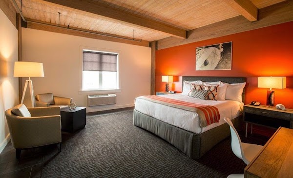 Harbor House Hotel & Marina at Pier 21