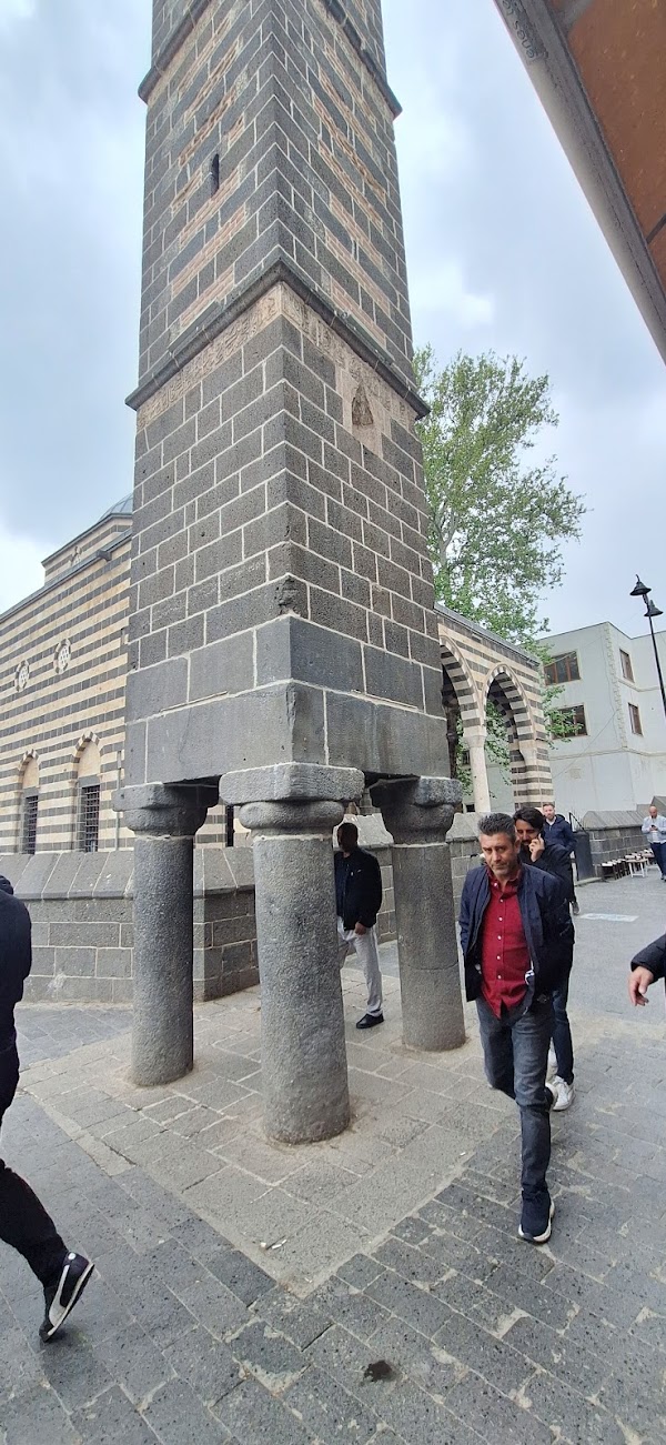 Dört Ayaklı Minare