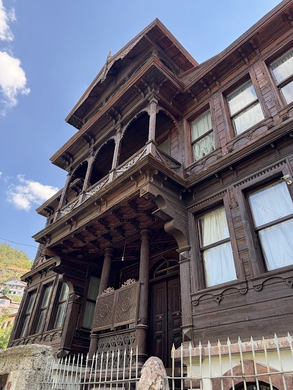 ARMUTÇULAR KONAĞI