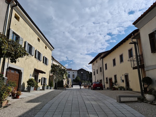 Vipavski Sveti Križ Castle