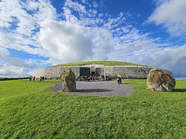 Brú na Bóinne Visitor Centre Newgrange and Knowth