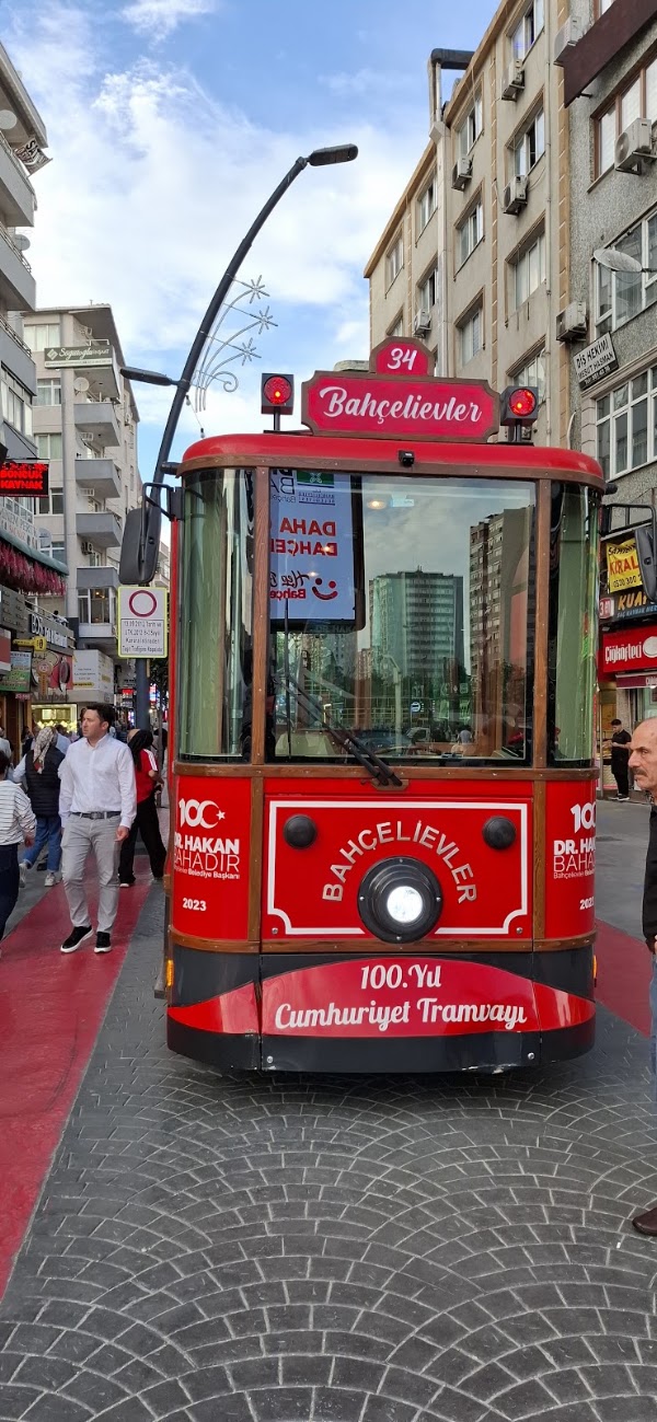 Şirinevler Meydanı Atatürk Anıtı