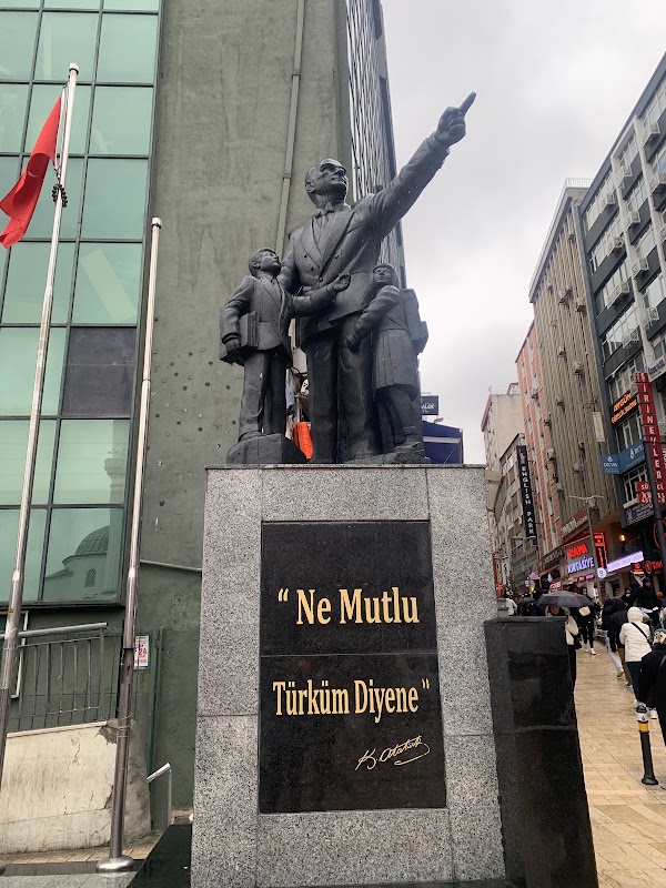 Şirinevler Meydanı Atatürk Anıtı