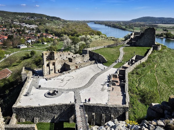 Burg Theben