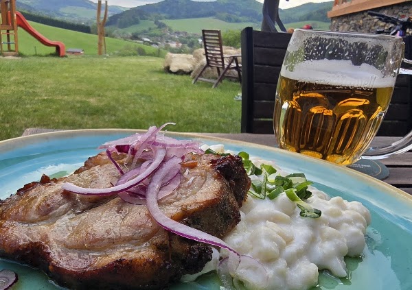 Koliba pod skalami