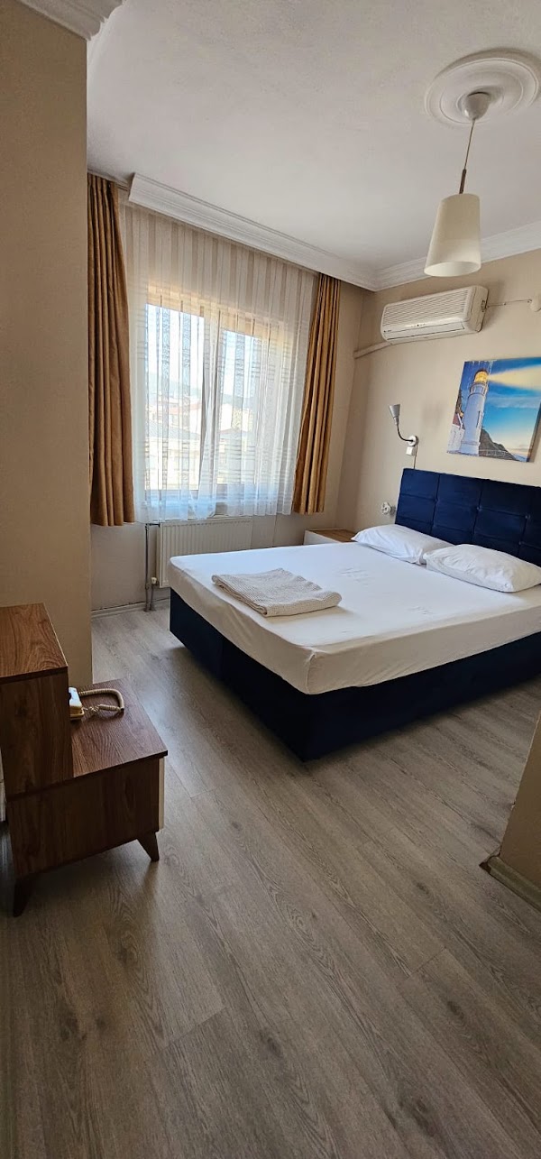 Hotel Crowded House