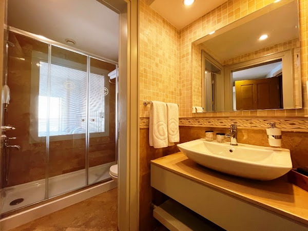 Charisma De Luxe Hotel