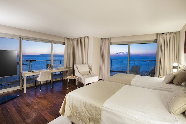 Charisma De Luxe Hotel